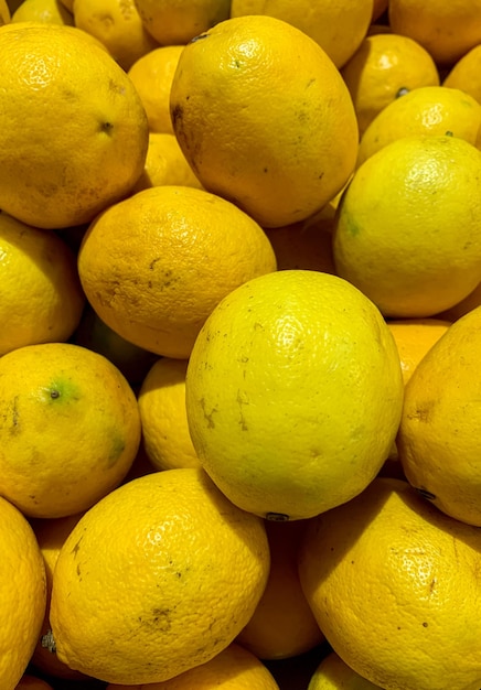 Foto un manojo de limones en el mercado fresco