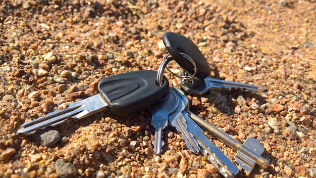 Un manojo de llaves tirado en la arena. Pérdida. Foto de alta calidad