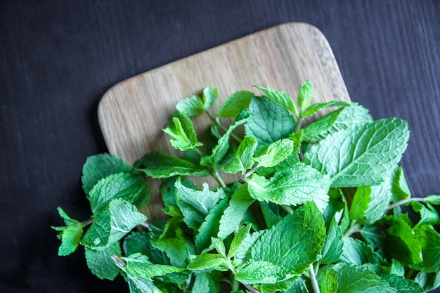 Manojo de menta fresca en una tabla de cortar de madera