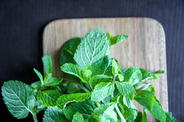 Manojo de menta fresca en una tabla de cortar de madera