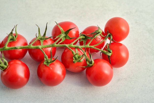 Foto manojo de tomates cherry