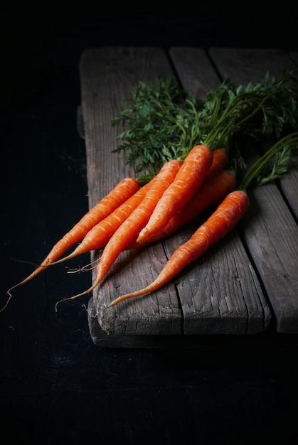 Manojo de zanahorias frescas con hojas verdes