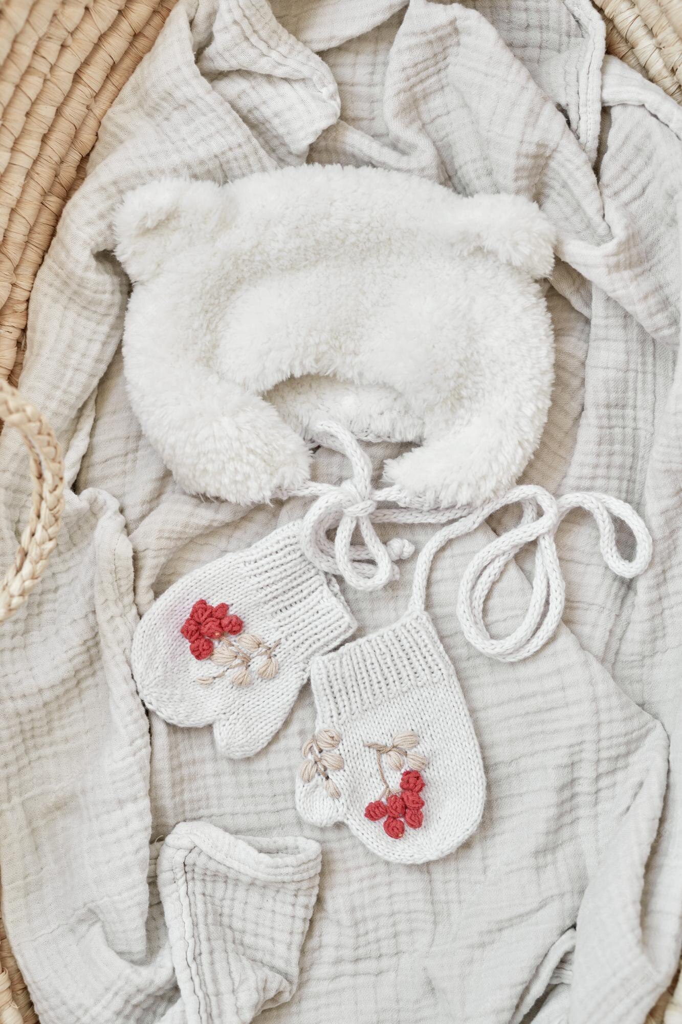 Manoplas de punto con bordado ropa y infantiles costura y tricotar y creatividad punto hecho a mano | Foto Premium