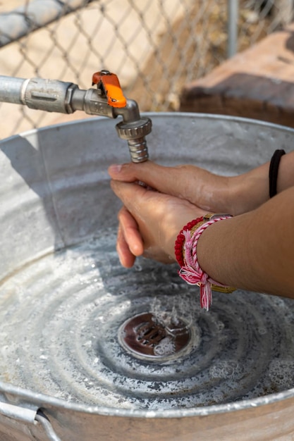 Foto las manos abiertas para beber agua del grifo vertiendo bebida fresca saludable buen hábito correcta elección