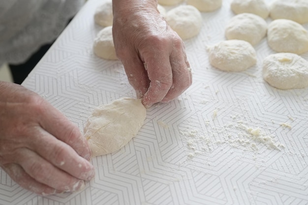 Las manos de la abuela están preparando pasteles Hornear en casa