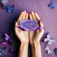 Foto manos de adultos y niños con cintas púrpuras enfermedad de alzheimer cáncer de páncreas epilepsia concienciación día mundial del cáncer
