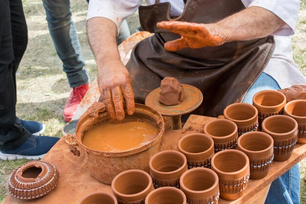 Manos de alfareros dando forma a la arcilla