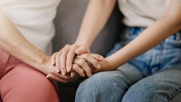 Manos de la anciana y una mano de wman en casa