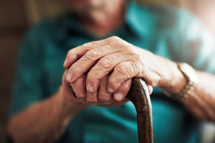 Foto manos de anciano y apoyo con bastón para la vejez osteoporosis o cuidado en el hogar de jubilación closeup de anciano jubilado o persona masculina con discapacidad o bastón de caminar para la estabilidad en casa
