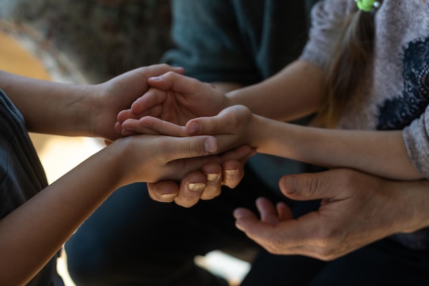 Manos del anciano y la mano de un niño.