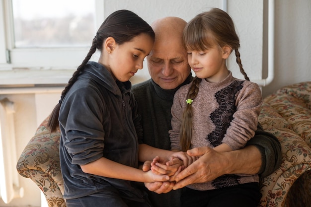 Manos del anciano y la mano de un niño.