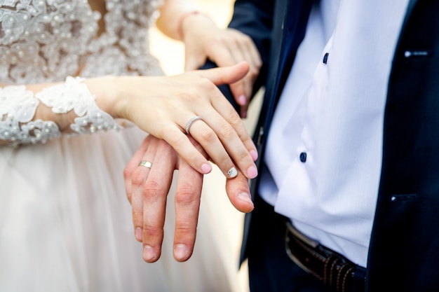 Manos con anillos de boda