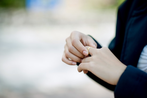 Manos y anillos de mujeres jóvenes con amor. El concepto de amor de una novia.