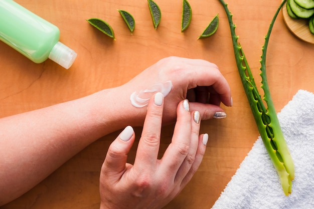 Foto manos aplicando crema de aloe vera