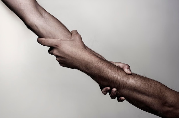 Manos de apoyo ayudando mano de apoyo rescate gesto de apoyo mano concepto de apoyo fuerte sostén dos