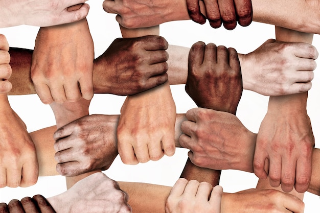 Foto las manos apretadas de trabajadores de diferentes nacionalidades con diferentes colores de piel. protesta social contra la injusticia y el racismo. las vidas de los negros son importantes.