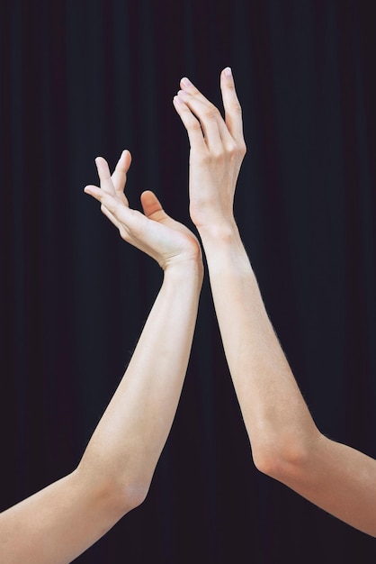 Foto manos de ballet y escenario de arte escénico para bailarina creativa movimiento de teatro chica artista de entretenimiento con una pose elegante e impresionante para el primer escaparate de talento profesional