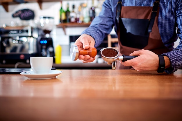 Manos bartender baristas hacen café cacao capuchino