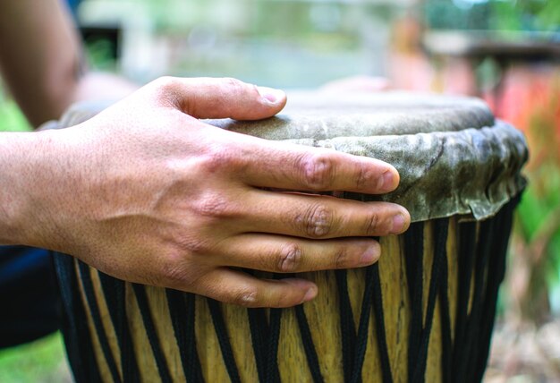 Manos de baterista tocando el tambor djembe étnico