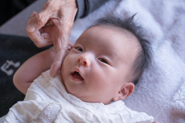 Las manos y el bebé de la abuela