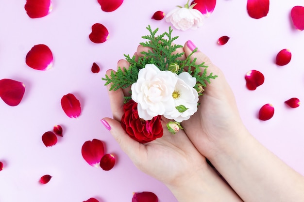 Manos de belleza con flores de maquillaje