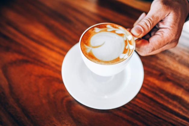 Manos y café de los amantes del café caliente por la mañana.