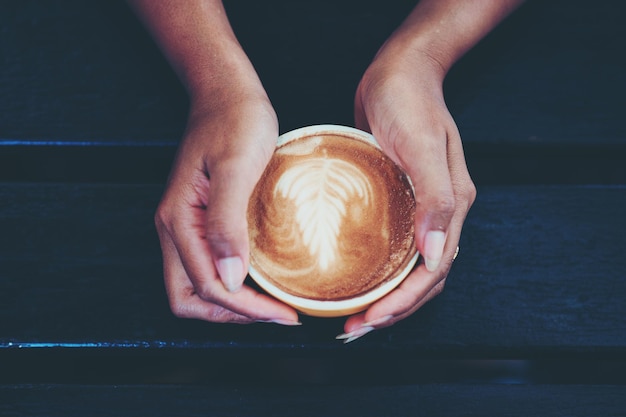 Manos y café caliente para beber café cada mañana de los amantes del café El café de la mañana se sirve conceptos de comida y bebida