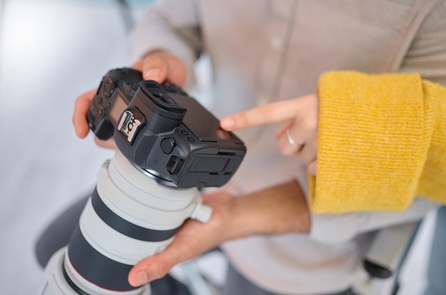 Manos de cámara y fotografía para una agencia digital o una empresa de revistas que busca un entorno tecnológico Modelo empleado y fotógrafo revisan la calidad de la foto en un estudio ocupado con el trabajo creativo para el arte