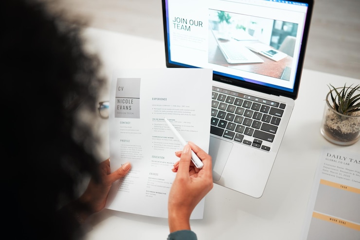 Foto manos caneta e recursos humanos com currículo portátil com notícias de contratação no site da empresa e recrutamento no escritório pessoa lendo currículo escolha do funcionário e inscrição candidatura a emprego e visão retrospectiva