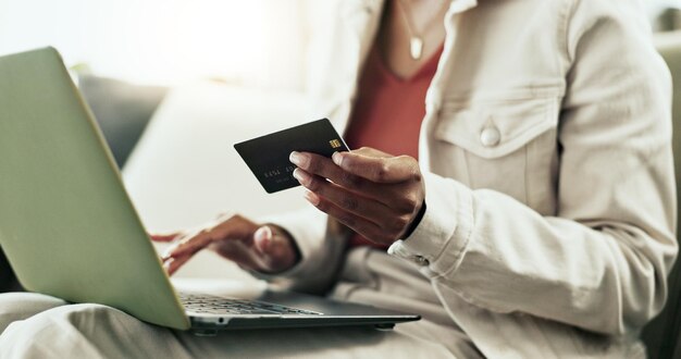 Manos en casa y mujer con tarjeta de crédito portátil y presupuesto con ahorros inversión o escritura Apartamento persona o chica en sofá PC o compras en línea con notificación de correo electrónico primer plano y pago