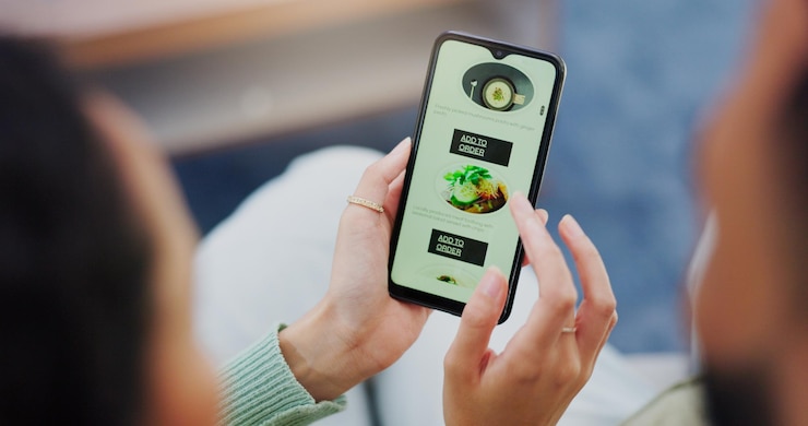 Foto manos en casa y pareja con menú teléfono inteligente y pedir comida con conexión de aplicación digital y red usuario de móvil de apartamento y hombre con mujer teléfono celular y escritura con servicio de entrega de comida