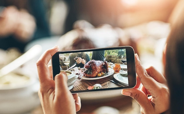 Manos cena y comida por fotografía para blog en teléfono inteligente plato de pavo y persona vlogging mesa teléfono celular y cámara para redes sociales publicar carne y comida con culinaria para la revisión en la aplicación web