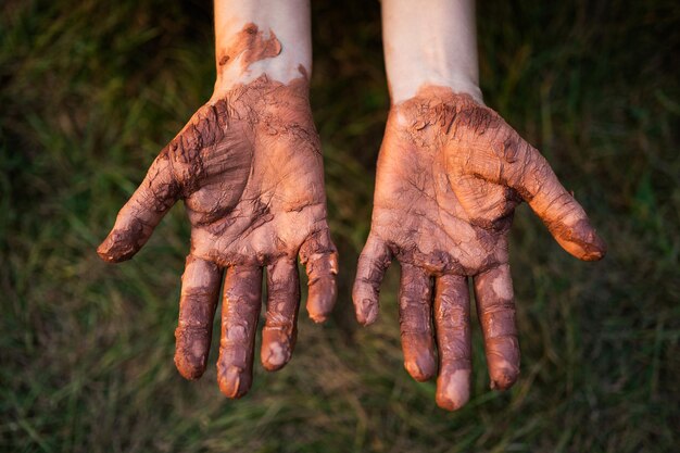 Foto manos en cerámica de arcilla roja y obras de arte creativas