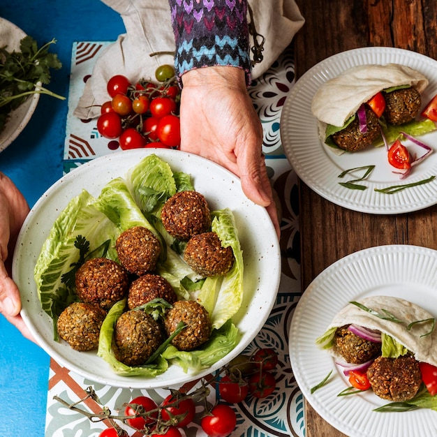 Foto manos cerradas sosteniendo un plato con comida judía