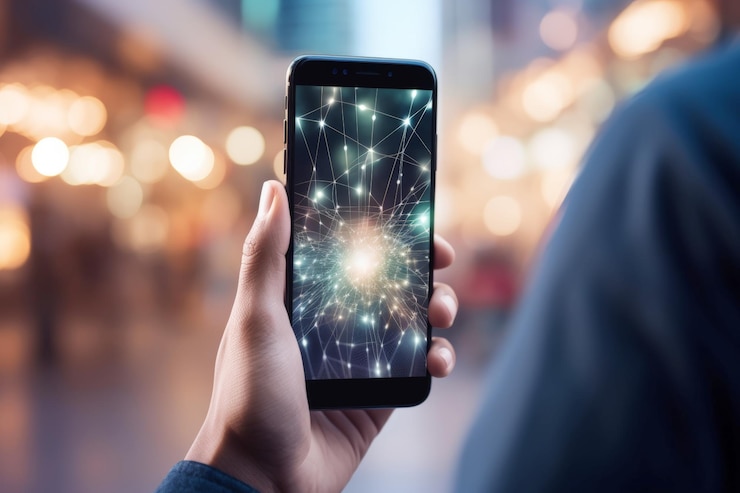 Foto las manos cerradas sosteniendo un teléfono inteligente con conexiones digitales borrosas en el fondo