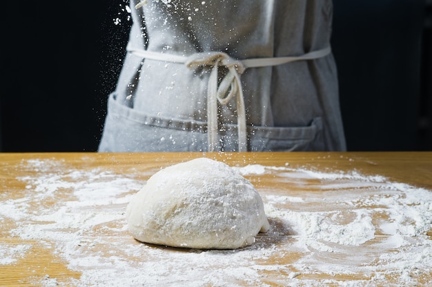 Foto manos de chef para cocinar la masa.