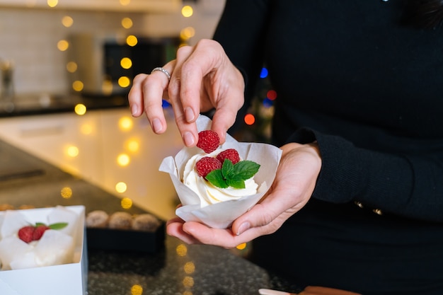 Las manos del chef sostienen pastel de frutas navideño casero. Feliz año nuevo y feliz navidad fondo