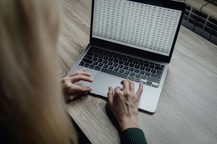 Foto las manos de la chica están escribiendo en una computadora portátil espacio de trabajo trabajar en casa aprendizaje a distancia de negocios en línea