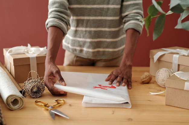 Foto las manos de la chica preparando regalos de navidad