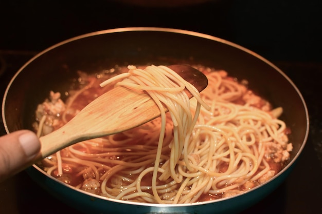 Las manos cocinan y sostienen la comida.