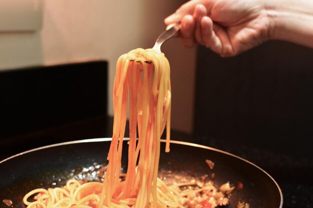 Las manos cocinan y sostienen la comida.