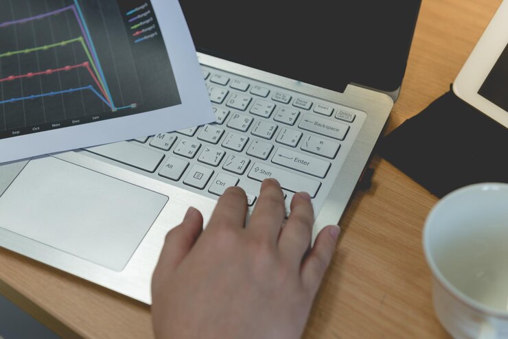 Foto manos con computadora portátil escribiendo para el enfoque selectivo del trabajo