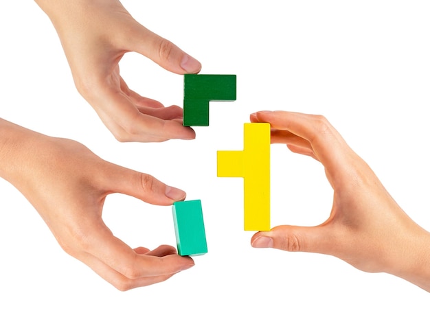 Foto manos conectando piezas de rompecabezas aisladas sobre fondo blanco concepto de asociación de trabajo en equipo ayuda y apoyo entre colegas intercambio de experiencias de trabajo en equipo