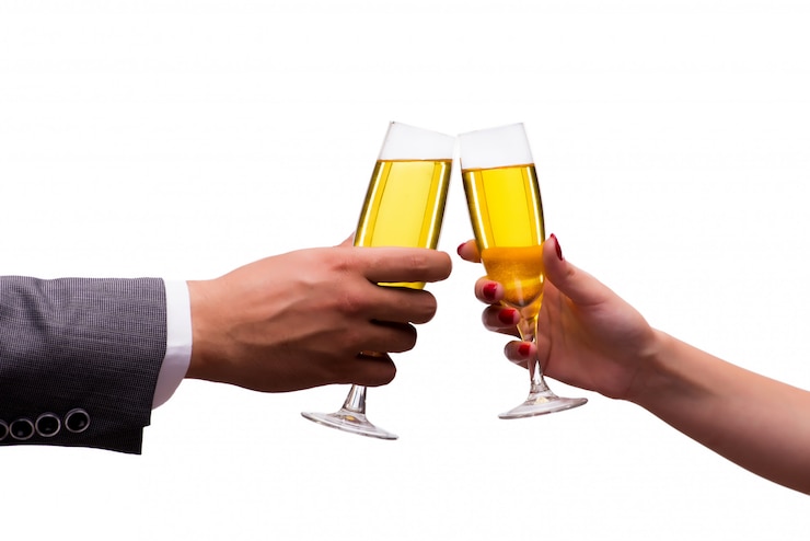 Foto manos con copas de champán aislados en blanco