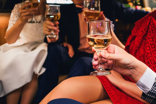 Manos con copas de champán celebrando la boda