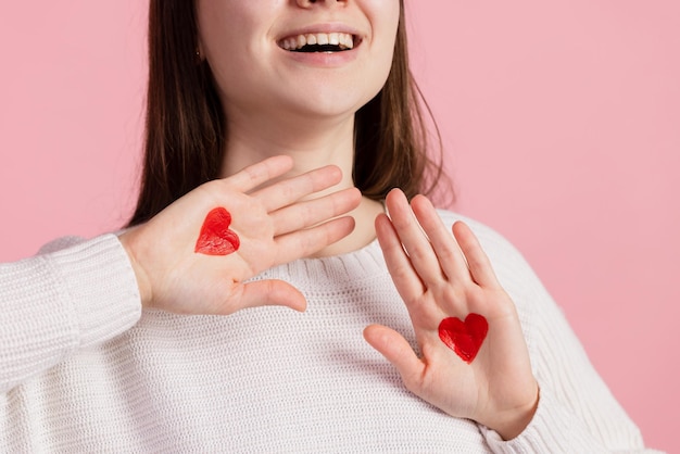 Foto manos con corazones dibujados concepto de san valentín