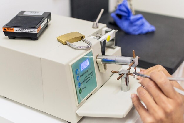 Manos cortadas de un científico con equipo en el laboratorio