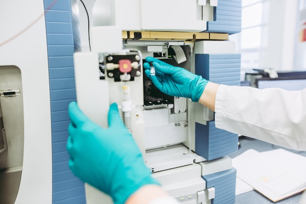 Manos cortadas de un científico experimentando en el laboratorio