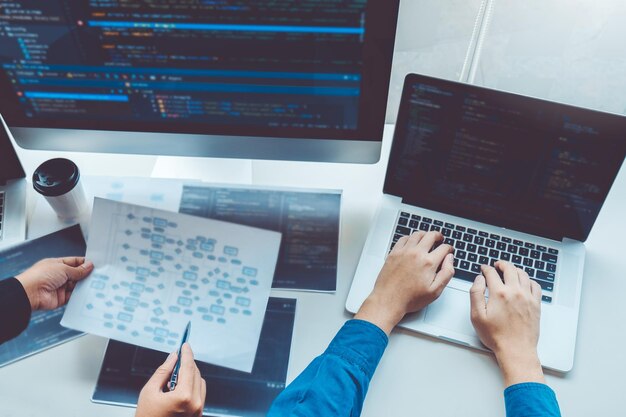 Manos cortadas de colegas que trabajan en la oficina