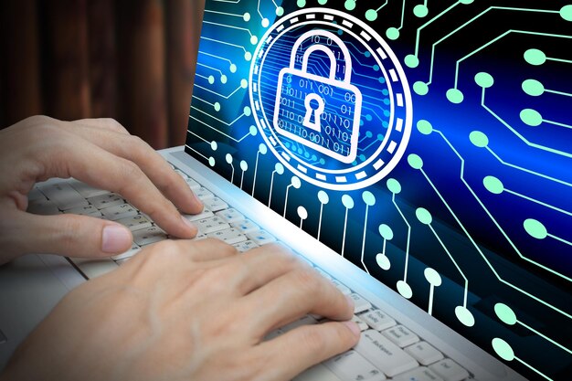 Manos cortadas con una computadora portátil